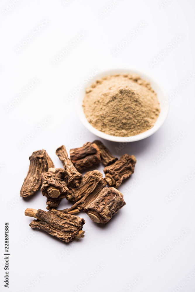 Obraz premium Hemidesmus indicus also known as Ananthamoola or Naruneendi or Nannari in dried steam and powder form. It's a useful Ayurvedic medicine from India