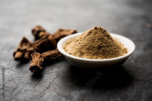 Obraz na plátně Hemidesmus indicus also known as Ananthamoola or Naruneendi or Nannari in dried steam and powder form