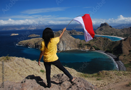 Femme et drapeau sur île de Padar, Indonésie photo