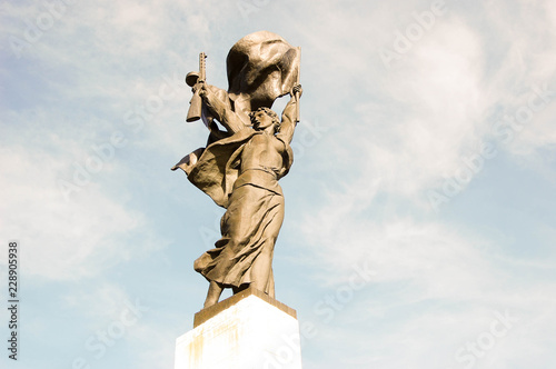  Statue - Partisan Glory