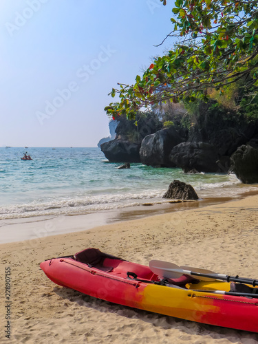 Ruderboot an der Railay Beach, Ao Nang, Krabi, Thailand