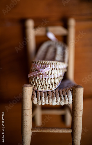 Seggiolina in legno e vimini con scarpetta, ninnoli da casa photo