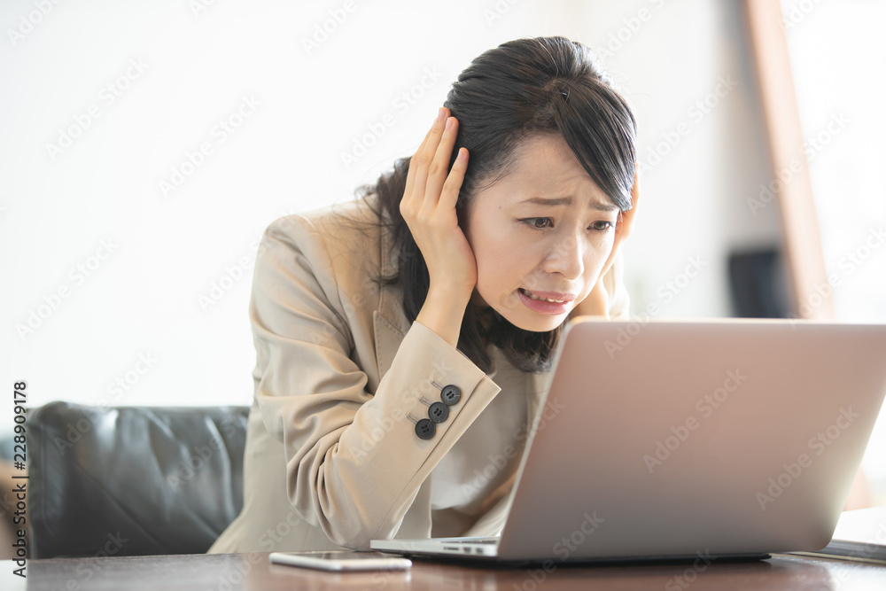 ビジネス・悩む女性 ビジネス・悩む女性