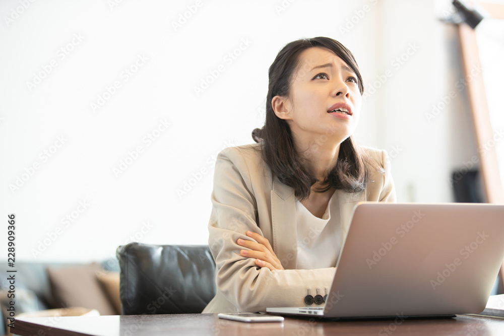 ビジネス・悩む女性 ビジネス・悩む女性
