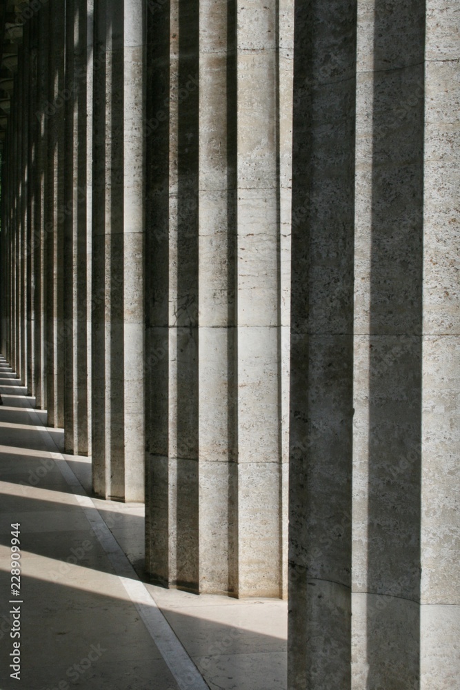 Reihe von Säulen in Licht und Schatten durch die Sonne Reihe von Säulen in Licht und Schatten durch die Sonne