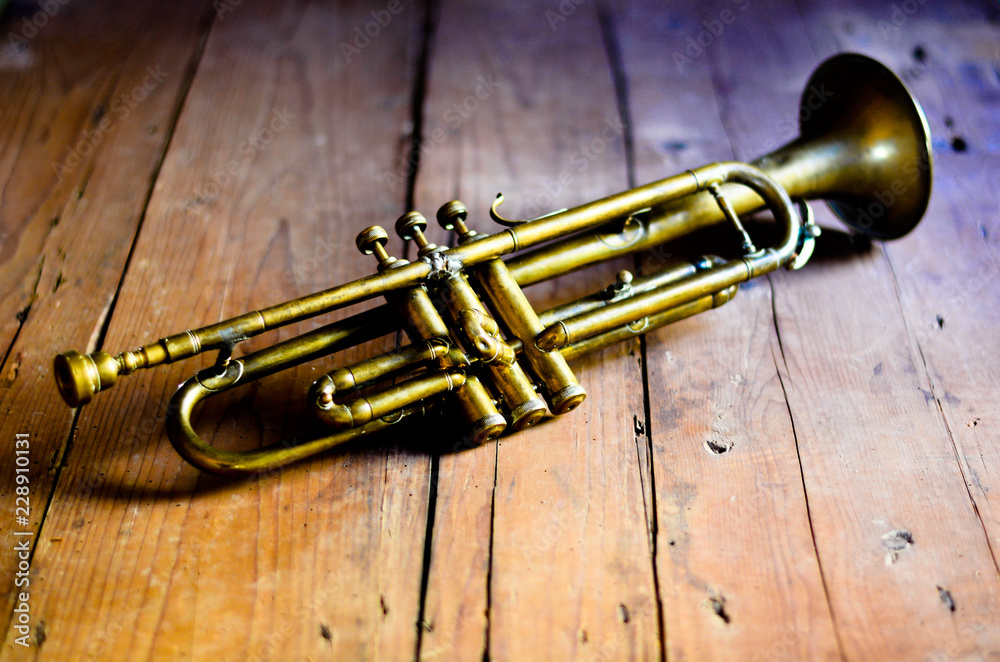 Fototapeta premium an old trumpet on an old wooden table