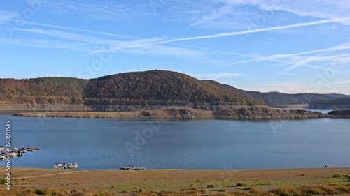 Blick auf die Staumauer des extrem leeren Edersees   © Schmutzler-Schaub