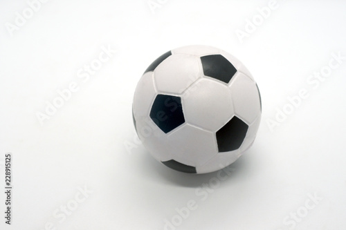 kleiner gummi fussball schwarz weiß