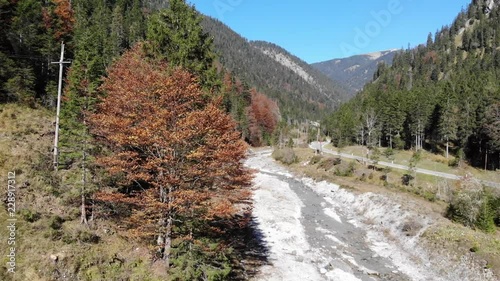 Hoher Flug über den vom Ammersattel kommenden Torsäulenbach photo