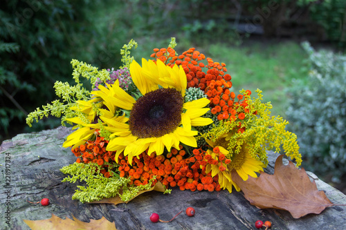 Fototapeta Naklejka Na Ścianę i Meble -  Autumn bouquet of sunflowers.