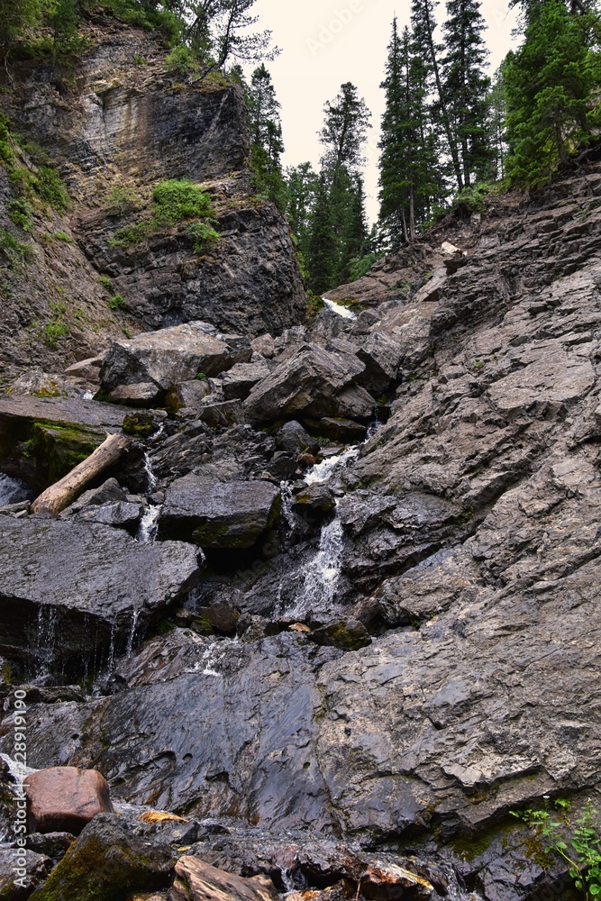Φωτογραφία Waterfall and river stream Mountain views from hiking trails to Doughnut Falls in Big Cottonwood Canyon, in the Wasatch front Rocky Mountains, Utah, Western USA