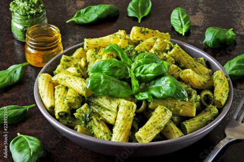 Photo Appetizing pasta with pesto in a bowl on a stylish dark surface
