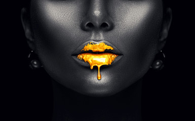 Canvas schilderij Fashion lippen Gouden verfdruppels op vrouwenlippen  © Subbotina Anna