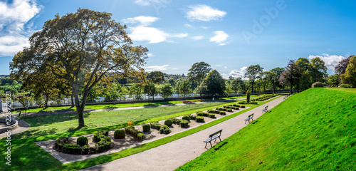 Obraz na płótnie Panoramic view of Duthie park alley with river Dee and McGrigor obelisk, Aberdeen, Scotland w salonie