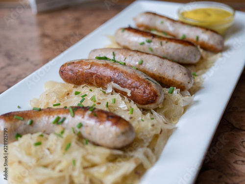 Bratwürstl mit Sauerkraut