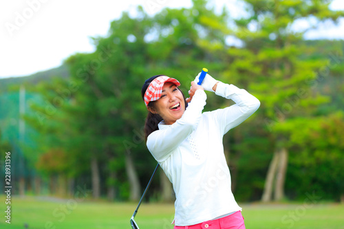 ゴルフを楽しむ女性