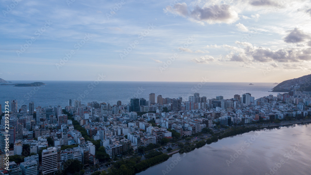 Obraz premium aerial view of the drone of the lagoon in rio de janeiro and copacabana, at dusk
