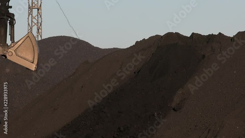 Source of thermal energy ; Loading of coal a truck using a hydraulic excavator with gripper
