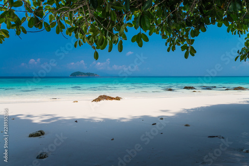 Fototapeta Naklejka Na Ścianę i Meble -  Beautiful tropical island white sand beach blue sky sunny day - Summer breeze holiday