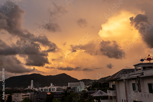 Obraz na płótnie A dramatic sunrise over the city of Patong from the southern hillside. w salonie