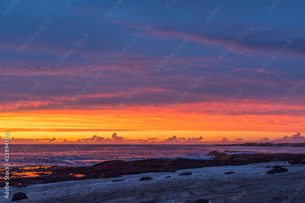 Obraz premium Colorful tropical sunset over the ocean
