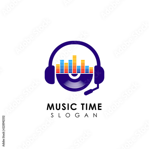 music logo design with headphone and vinyl illustration. dj logo design template