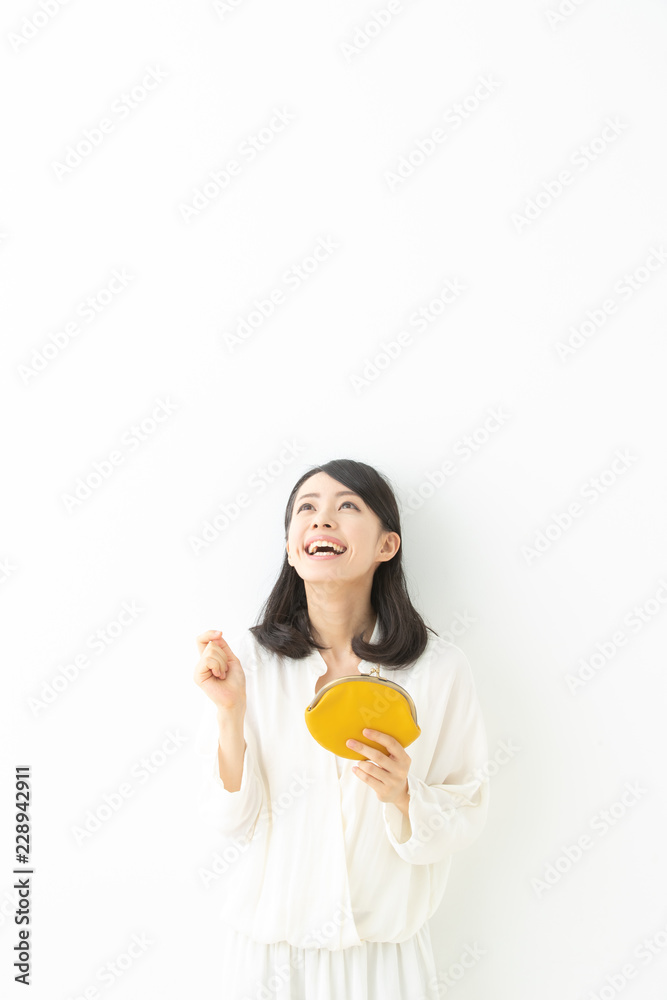 財布を持つ女性 財布を持つ女性