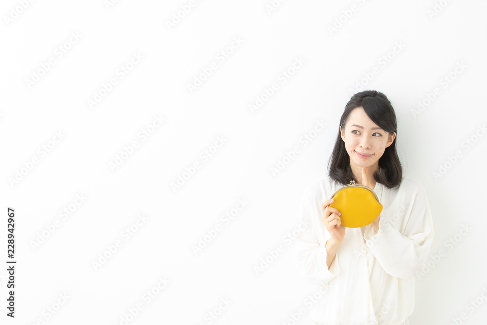 財布を持つ女性・悩む 財布を持つ女性・悩む