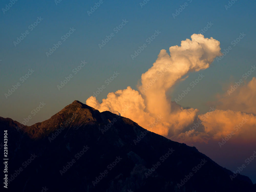 北アルプス針ノ木岳と沸き立つ積乱雲
