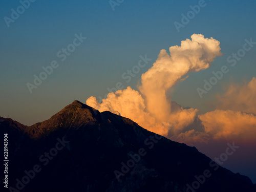 北アルプス針ノ木岳と沸き立つ積乱雲