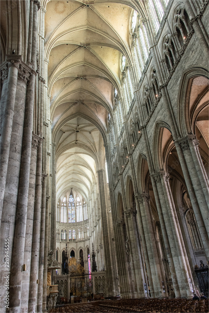 nef gothique, de la cathédrale d'Amiens dans la Somme en France