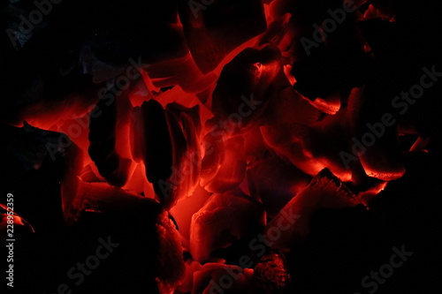 красивый красный огонь на черных углях, крупным планом      photo
