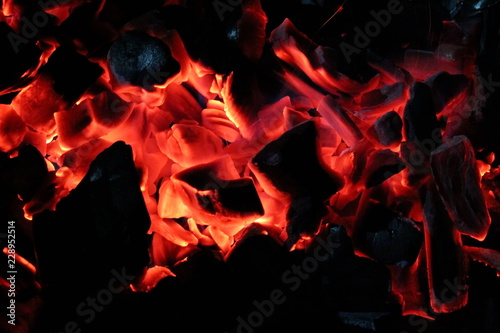 красивый красный огонь на черных углях, крупным планом      © Valentina A