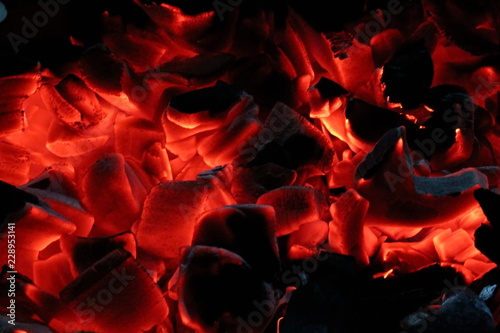 красивый красный огонь на черных углях, крупным планом      © Valentina A