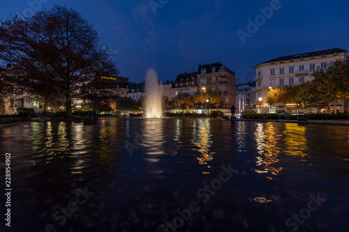 Augustaplatz mit Wasserfontäne bei Nacht photo