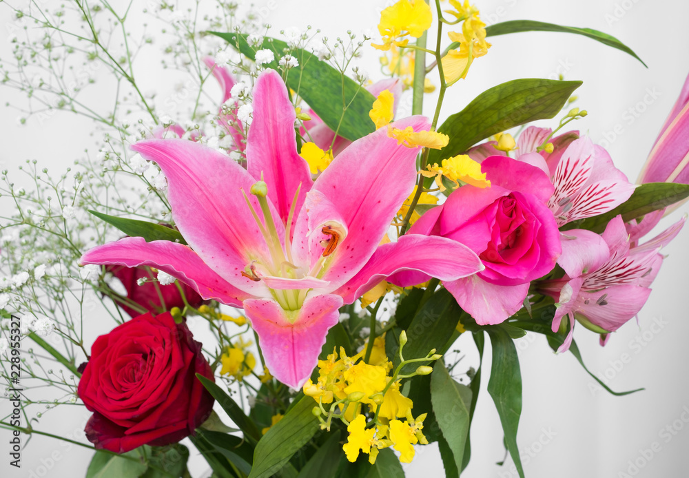 Naklejka premium ピンクのゆり・スターゲイザーと赤いバラの花束