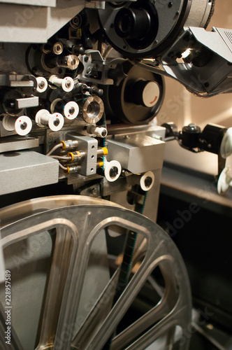 映画館にあるフィルム映写機