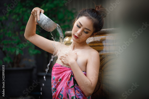 Foto asian girl wearing sarong floral print shower