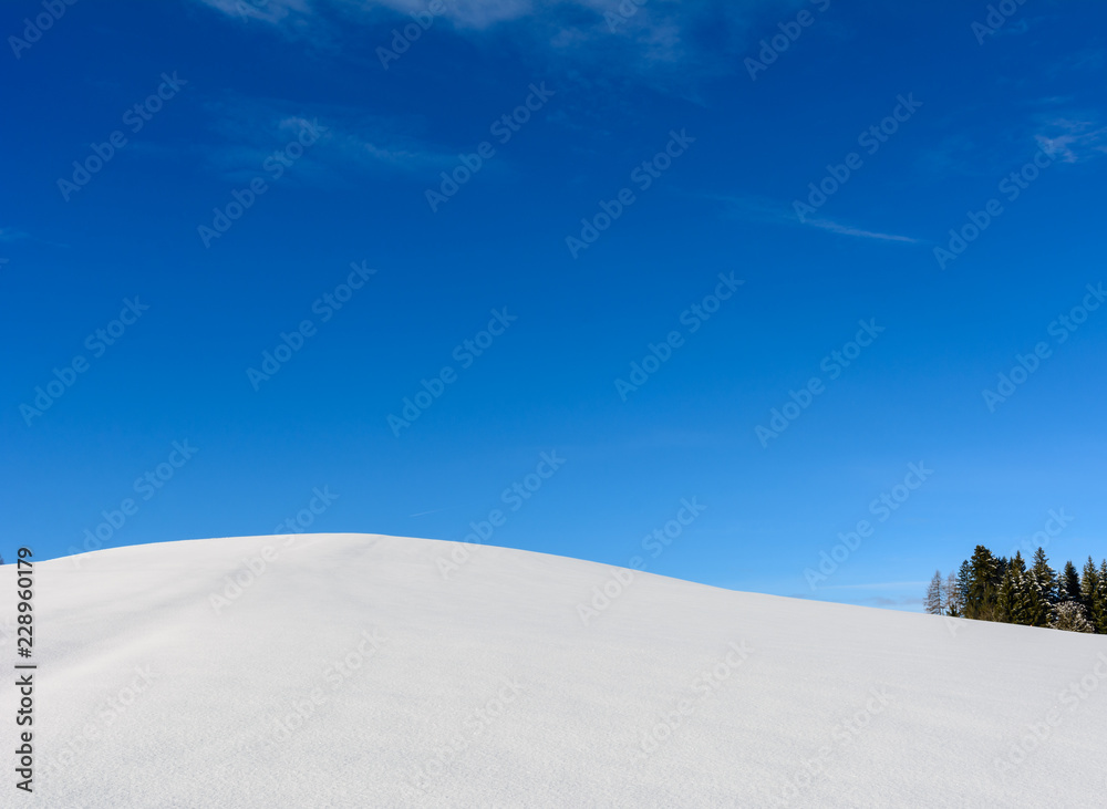 Winter mit weissem hügel und blauem Himmel Winter mit weissem hügel und blauem Himmel
