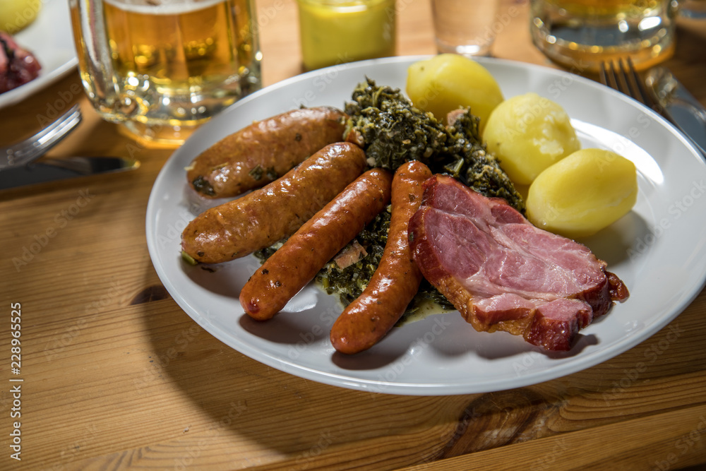 Oldenburger Grünkohl mit Grützwurst, Kassler und Mettenden dazu Bier ...