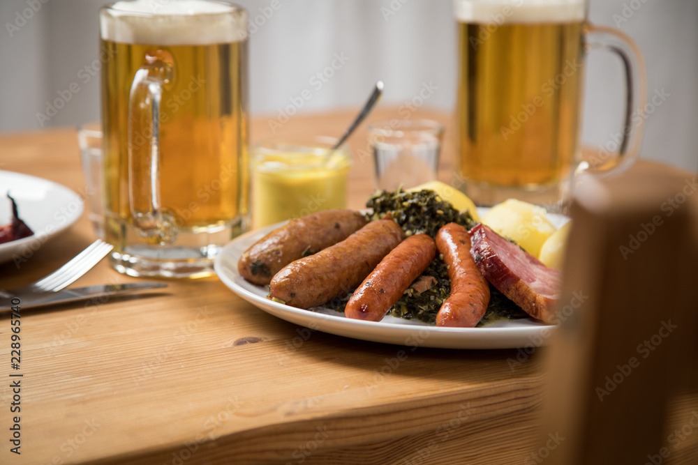Oldenburger Grünkohl mit Grützwurst, Kassler und Mettenden dazu Bier ...