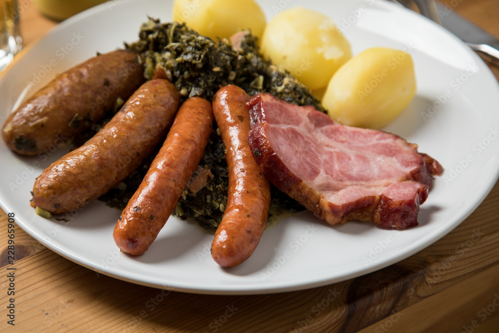 Oldenburger Grünkohl mit Pinkel, Kohlwurst, Kassler Nacken und Kartoffeln Oldenburger Grünkohl mit Pinkel, Kohlwurst, Kassler Nacken und Kartoffeln