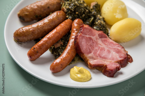 Oldenburger Grünkohl mit Pinkel, Kohlwurst, Kassler Nacken,  Kartoffeln und Senf