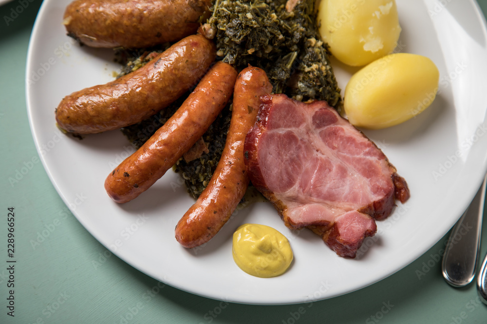 Oldenburger Grünkohl mit Pinkel, Kohlwurst, Kassler Nacken, Kartoffeln und Senf Oldenburger Grünkohl mit Pinkel, Kohlwurst, Kassler Nacken, Kartoffeln und Senf