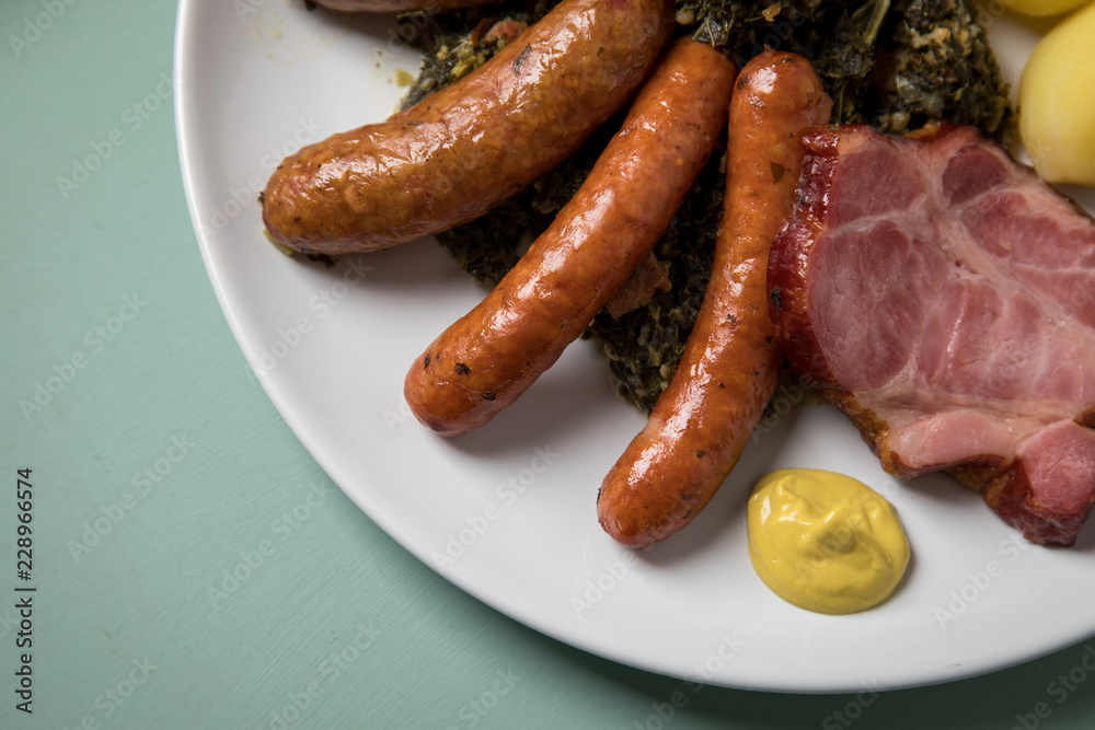 Oldenburger Grünkohl mit Pinkel, Kohlwurst, Kassler Nacken, Kartoffeln und Senf Oldenburger Grünkohl mit Pinkel, Kohlwurst, Kassler Nacken, Kartoffeln und Senf