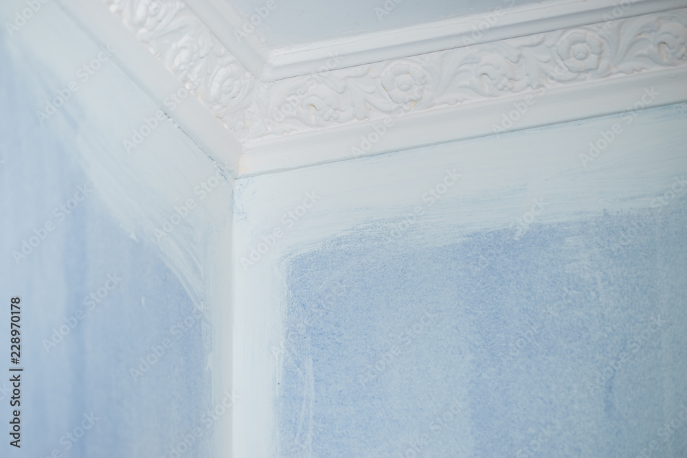 White cornce on wall White cornce on wall