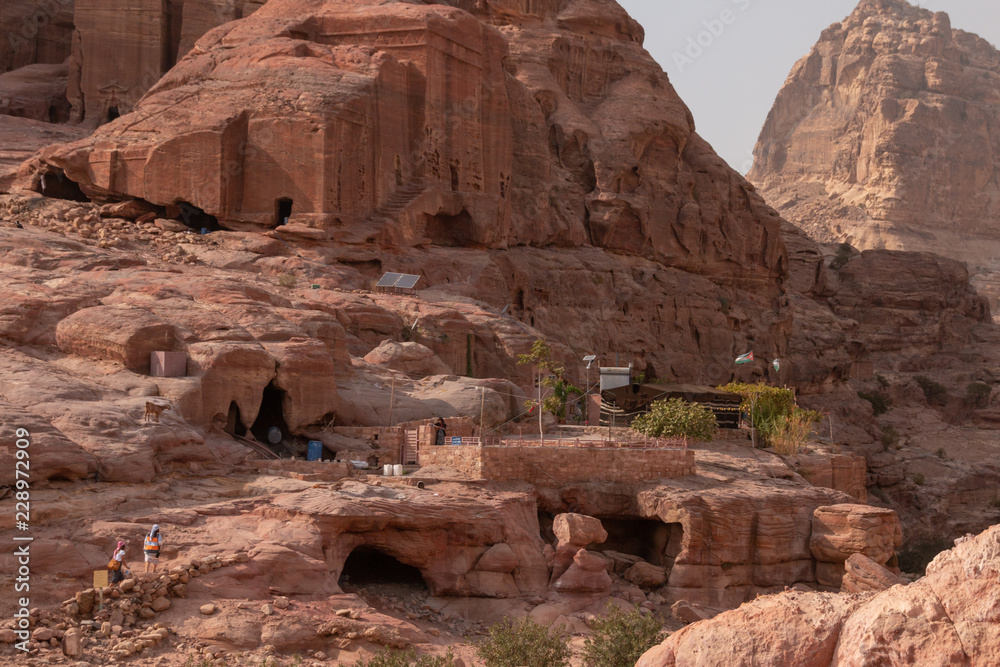 Blick auf Felsformationen in der antiken Stadt Petra, Jordanien Blick auf Felsformationen in der antiken Stadt Petra, Jordanien