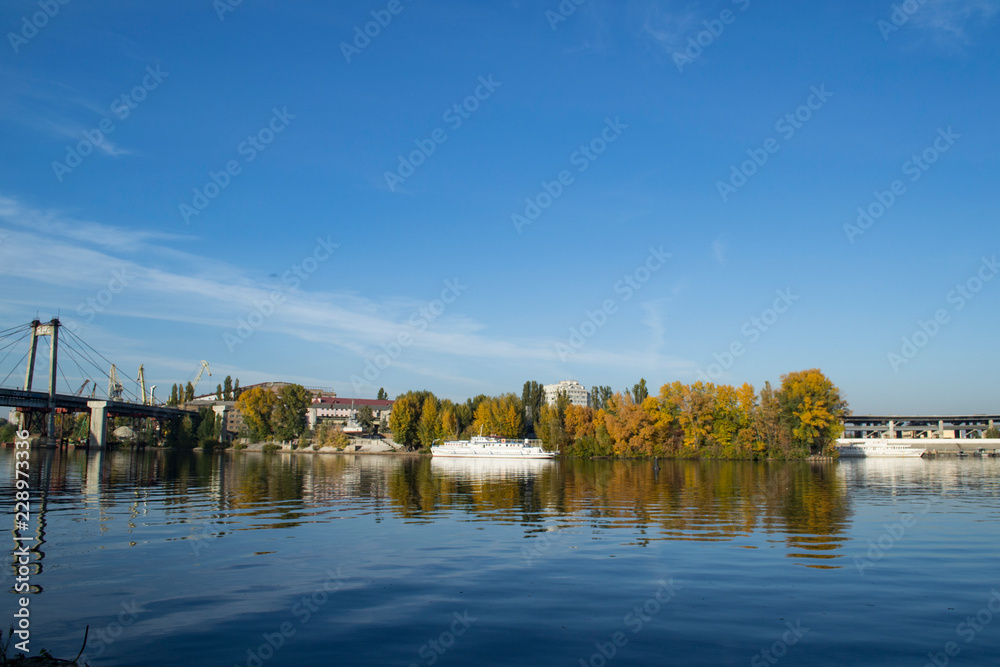 Obraz premium The yacht on the river near autumn park.