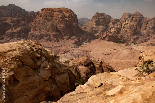 Blick auf Felsformationen in der antiken Stadt Petra, Jordanien