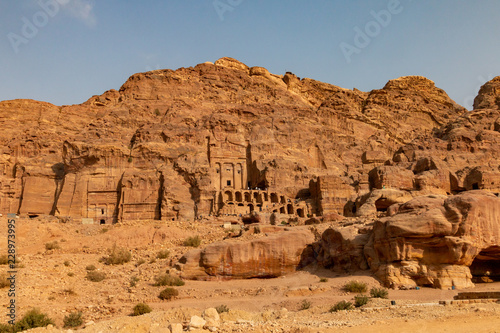 Blick auf Höhlen und Tempel der antiken Stadt Petra, Jordanien